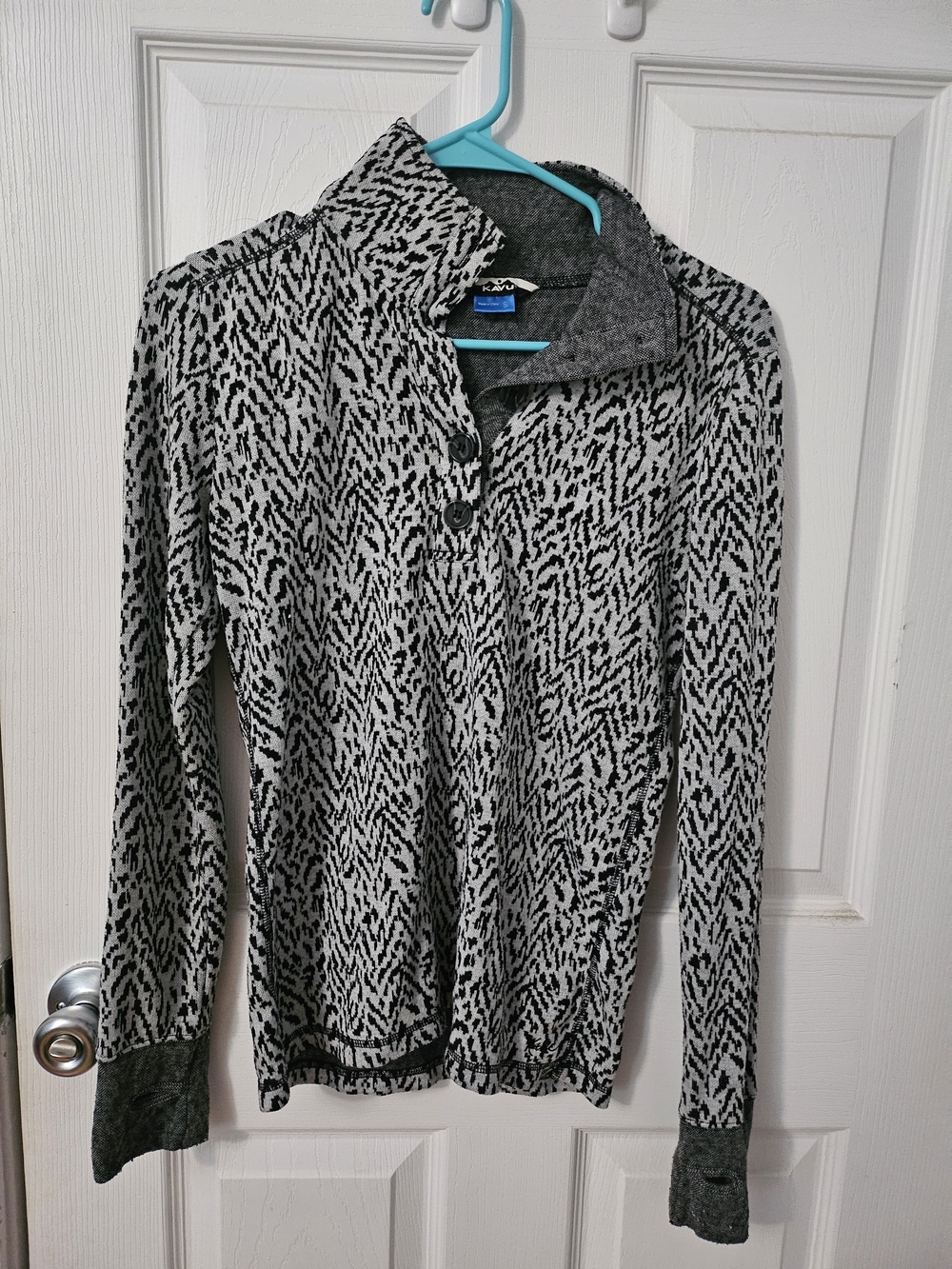 KAVU Black & White Printed Pullover Sweater